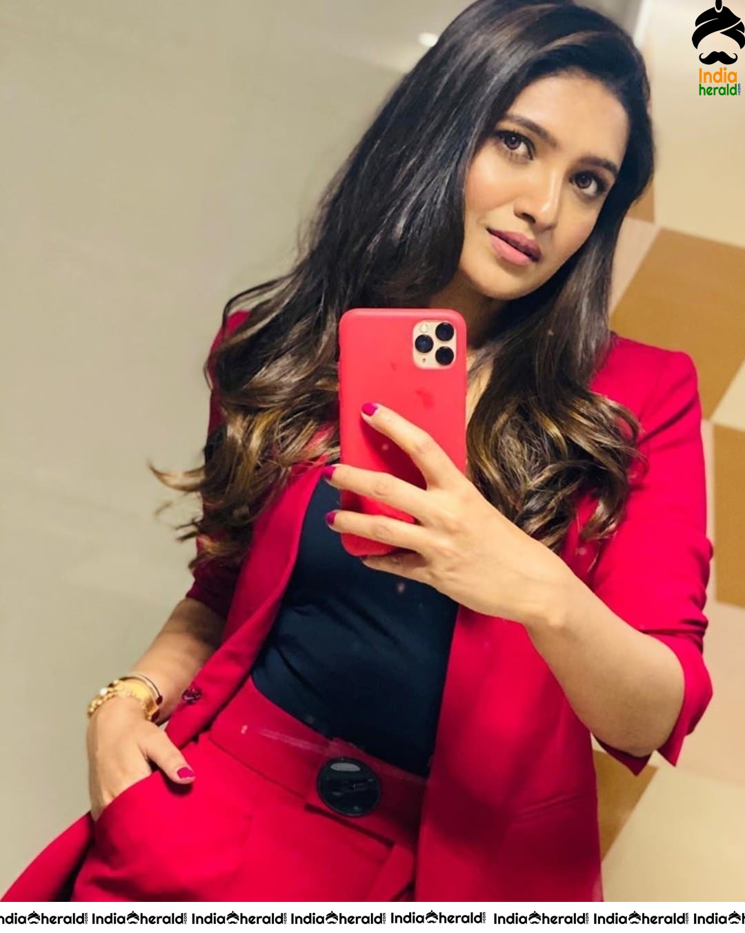 Vani Bhojan Takes Selfie from her new iPhoneX