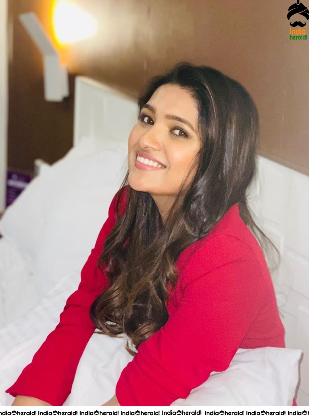 Vani Bhojan Takes Selfie from her new iPhoneX