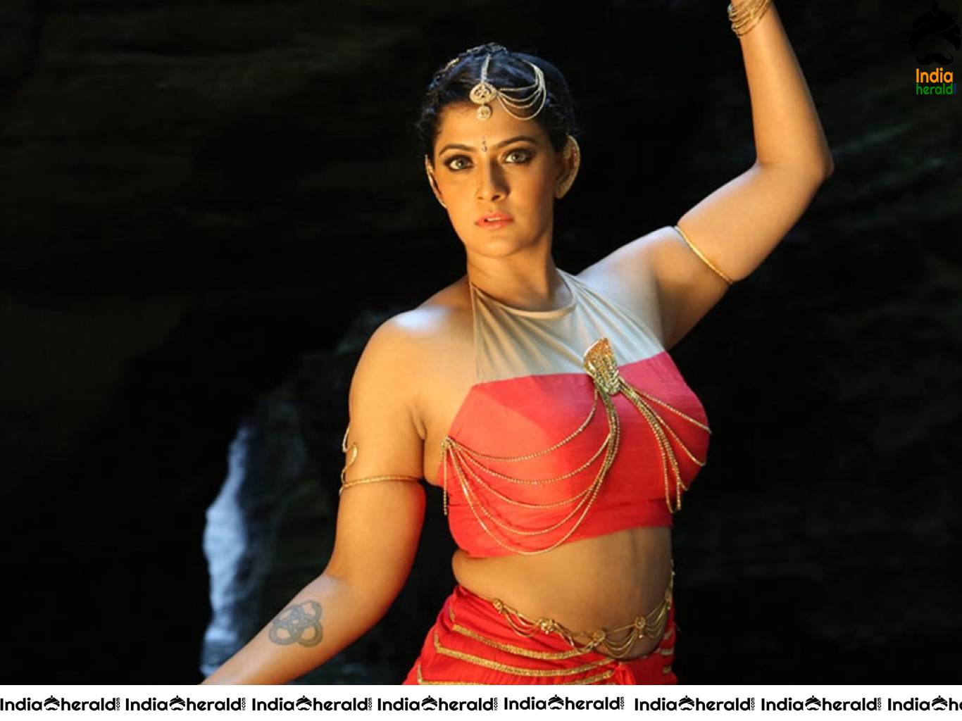 Varalaxmi Sarathkumar Hot Photos Collection