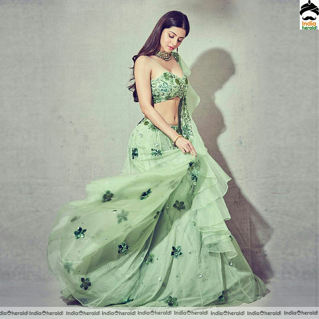 Vedika shows her slim waist in Green choli