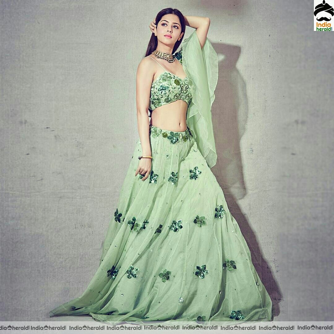 Vedika shows her slim waist in Green choli