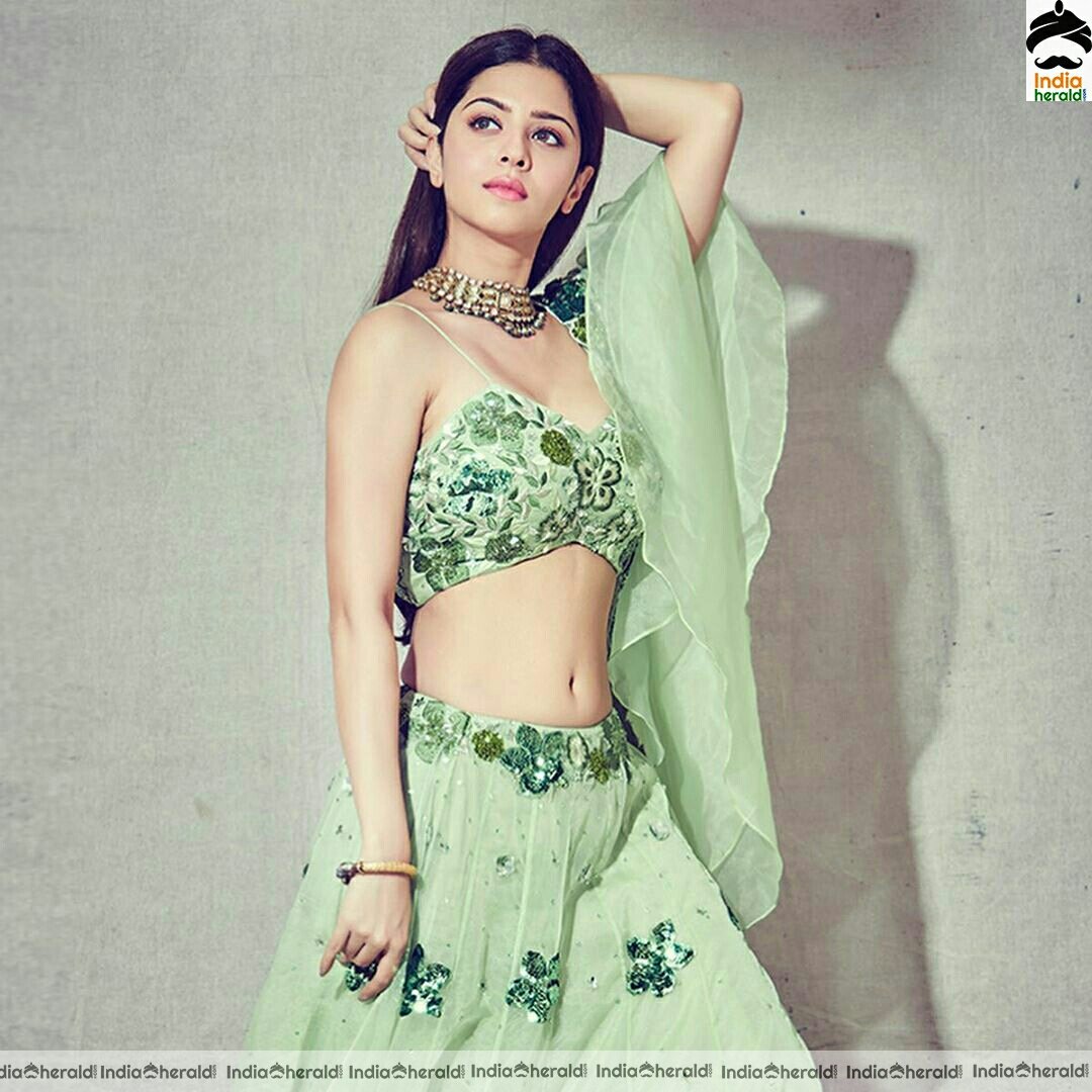 Vedika shows her slim waist in Green choli