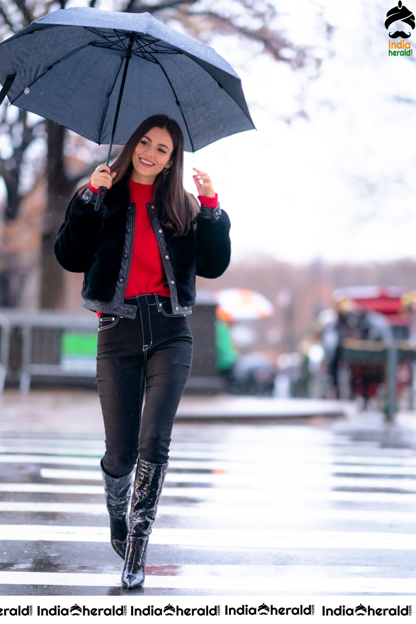 Victoria Justice Out in New York on a Rain Day Set 1