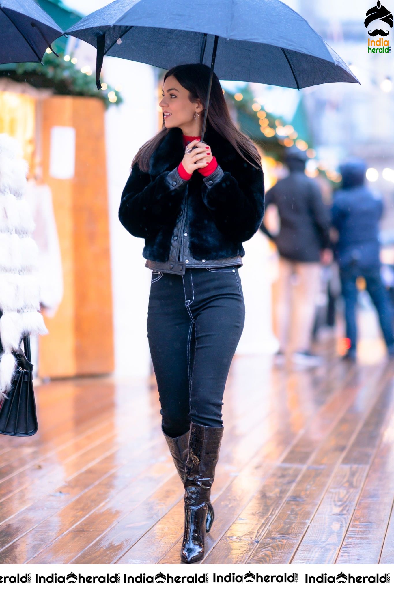 Victoria Justice Out in New York on a Rain Day Set 1
