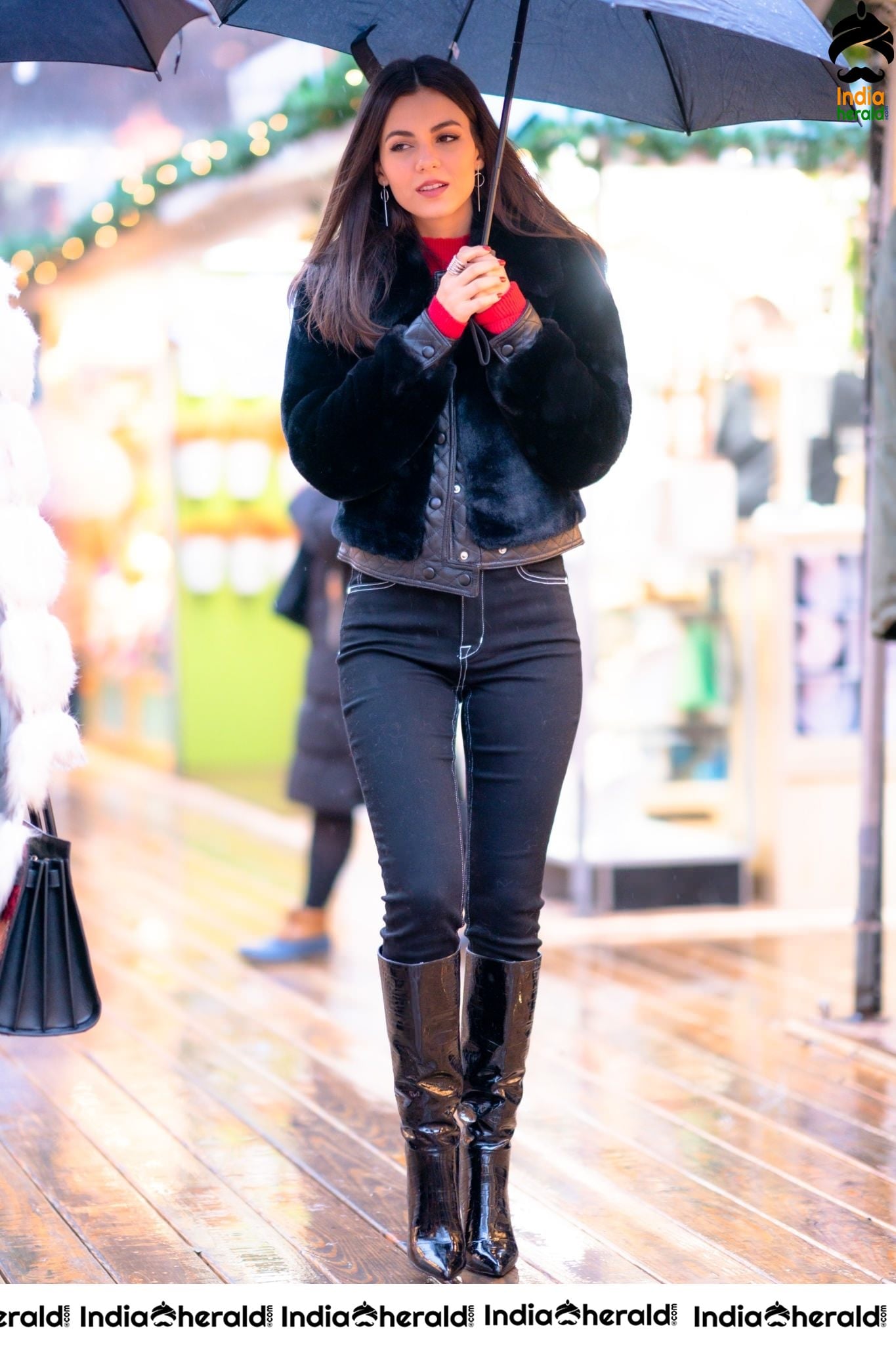 Victoria Justice Out in New York on a Rain Day Set 1