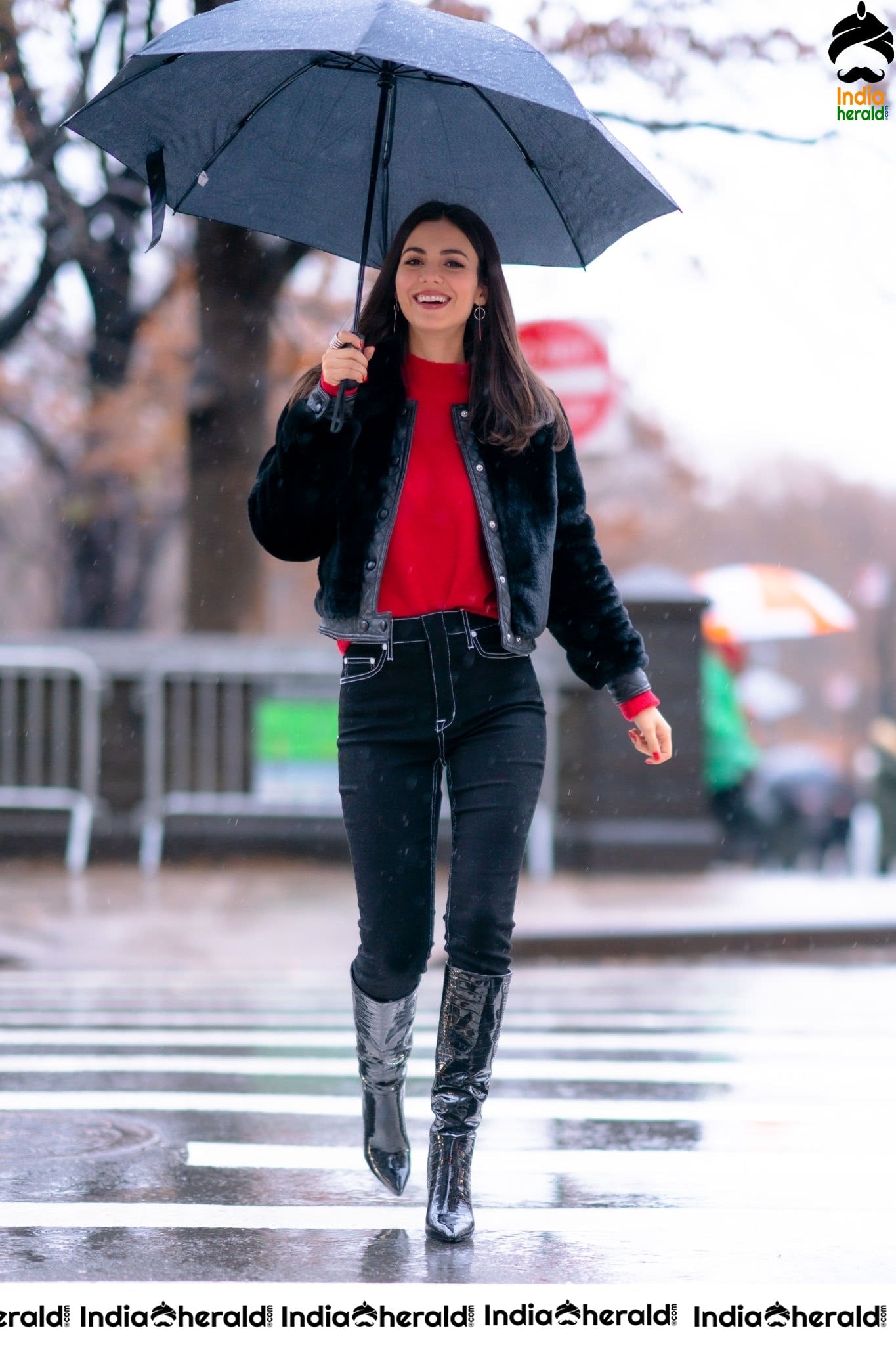 Victoria Justice Out in New York on a Rain Day Set 1