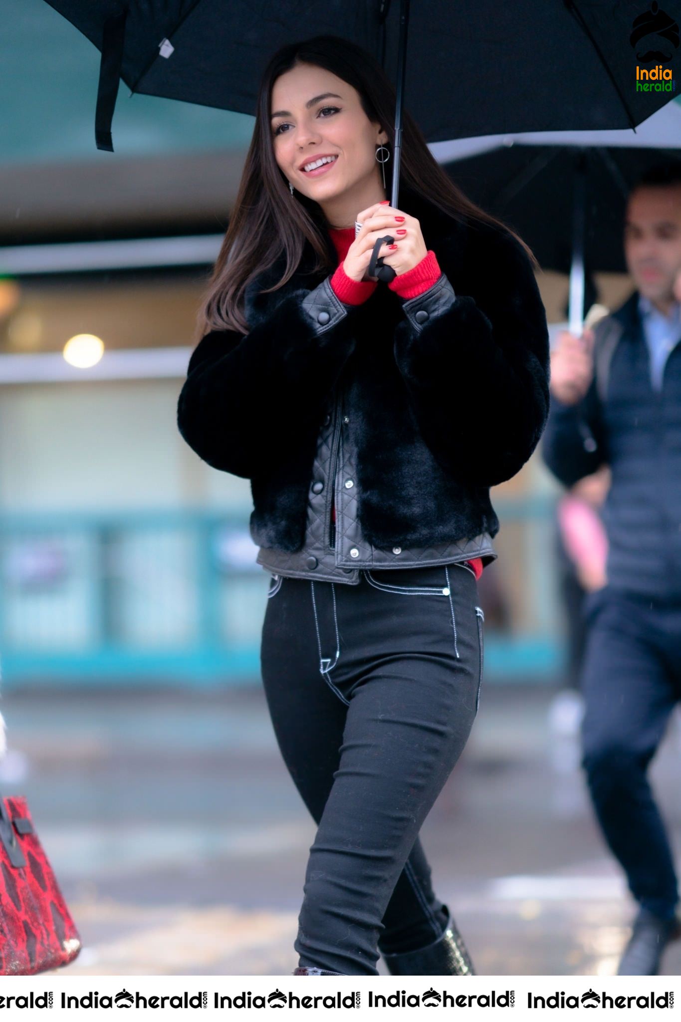 Victoria Justice Out in New York on a Rain Day Set 2