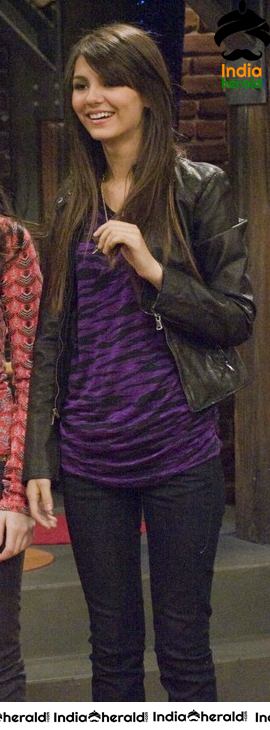 Victoria Justice Shows her Cleavage and Belly Button while fighting iCarly