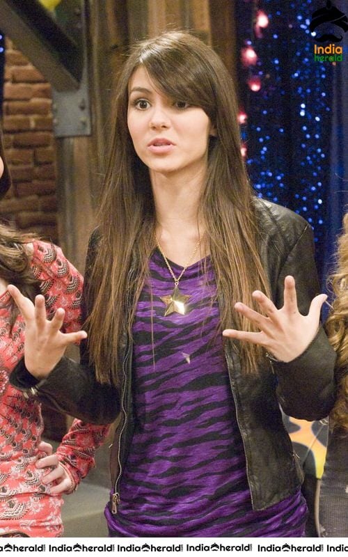 Victoria Justice Shows her Cleavage and Belly Button while fighting iCarly