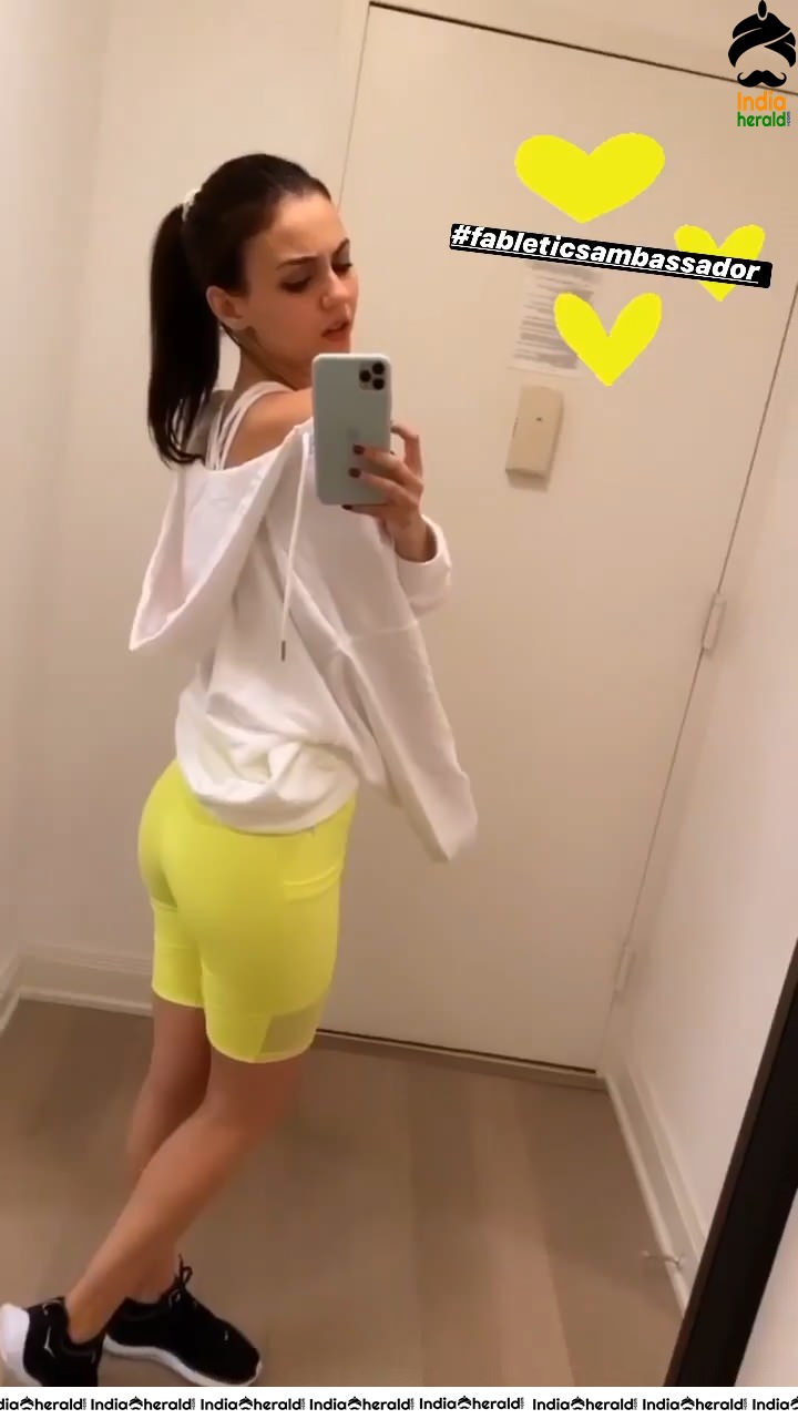 Victoria Justice shows her Hot Waist by wearing Tight Leggings in recent clicks