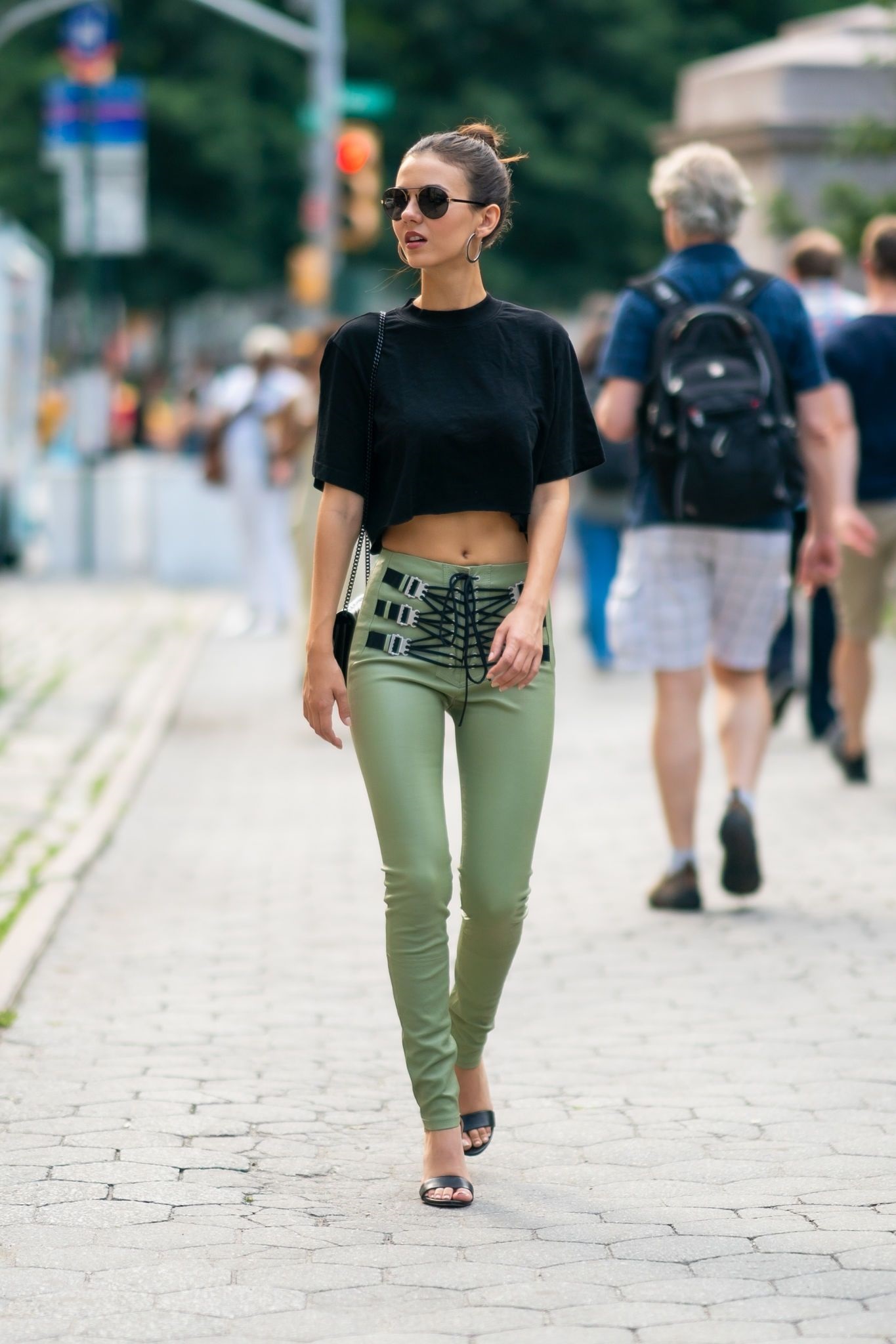 Victoria Justice Shows Her Navel While Walking In Street Of NYC Set 2