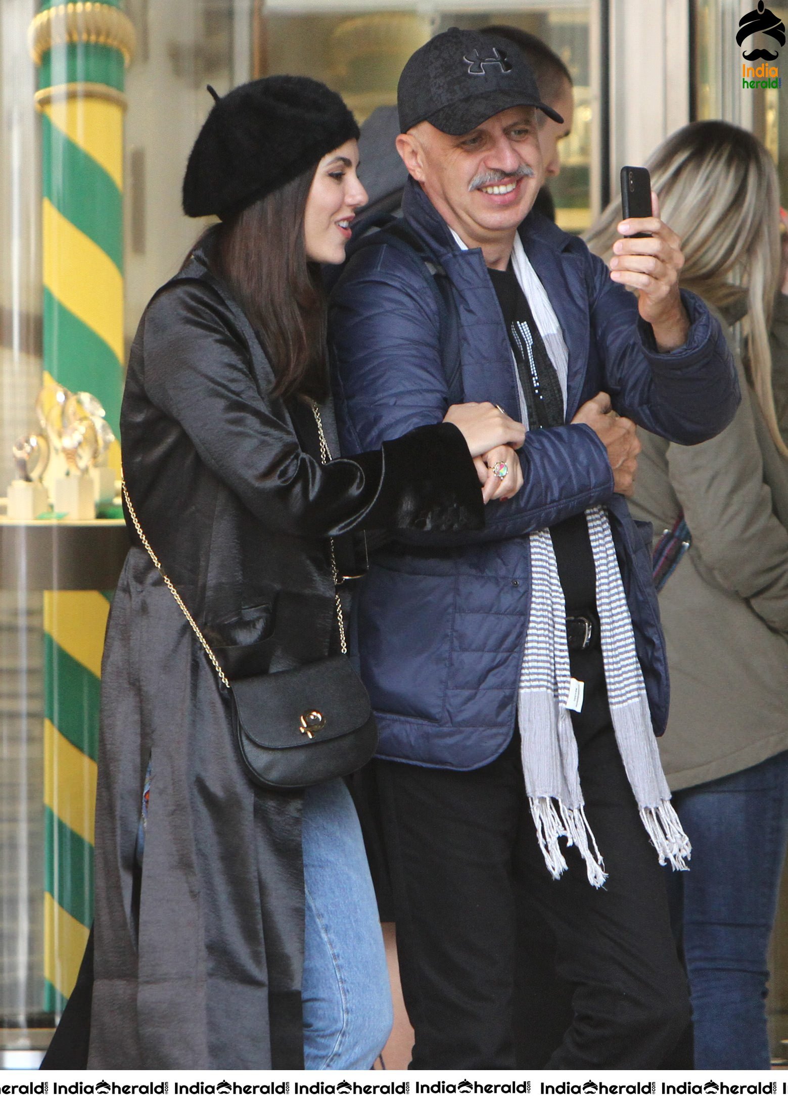 Victoria Justice takes Photos with fans by Road Side and fulfil their desires