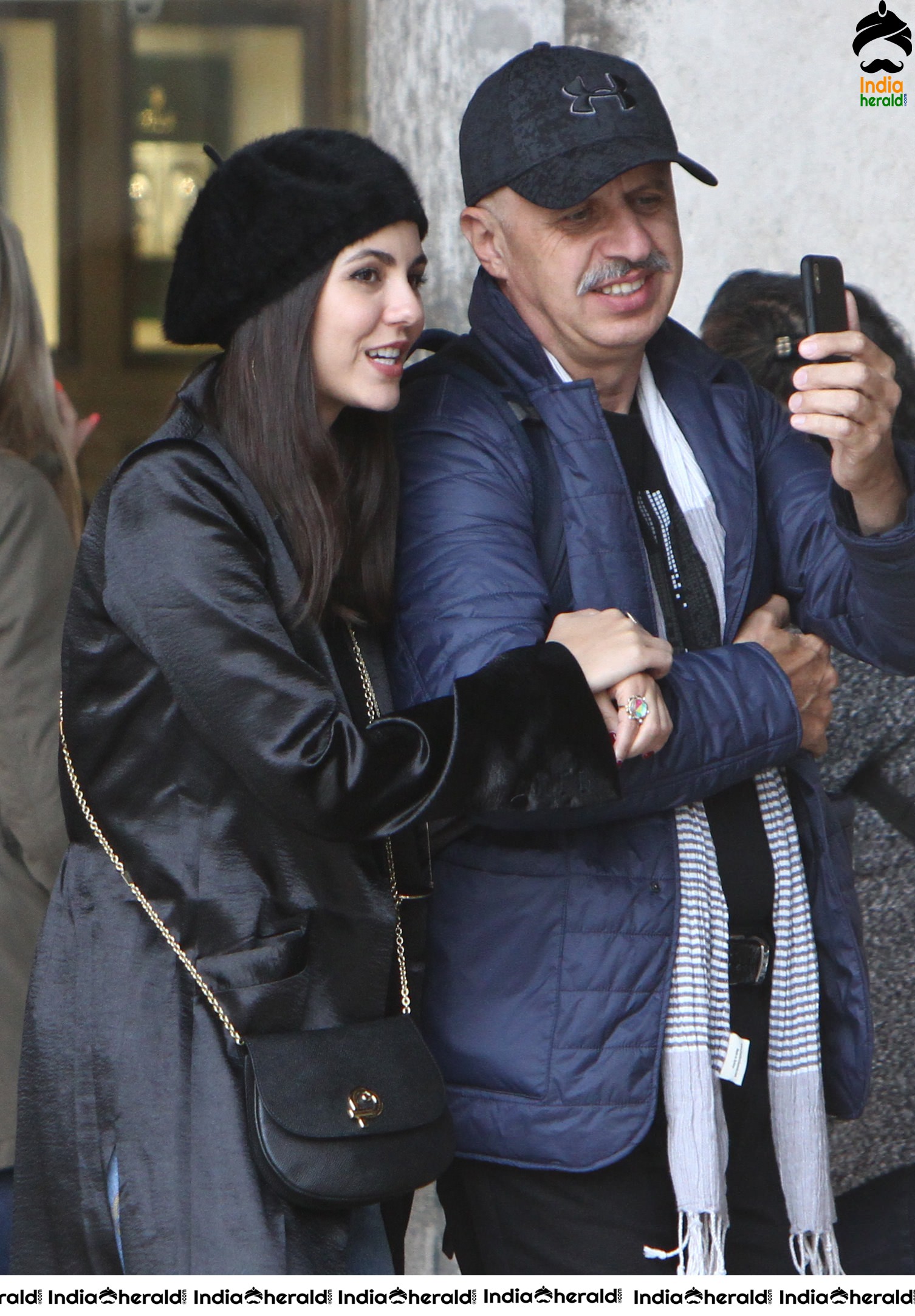 Victoria Justice takes Photos with fans by Road Side and fulfil their desires