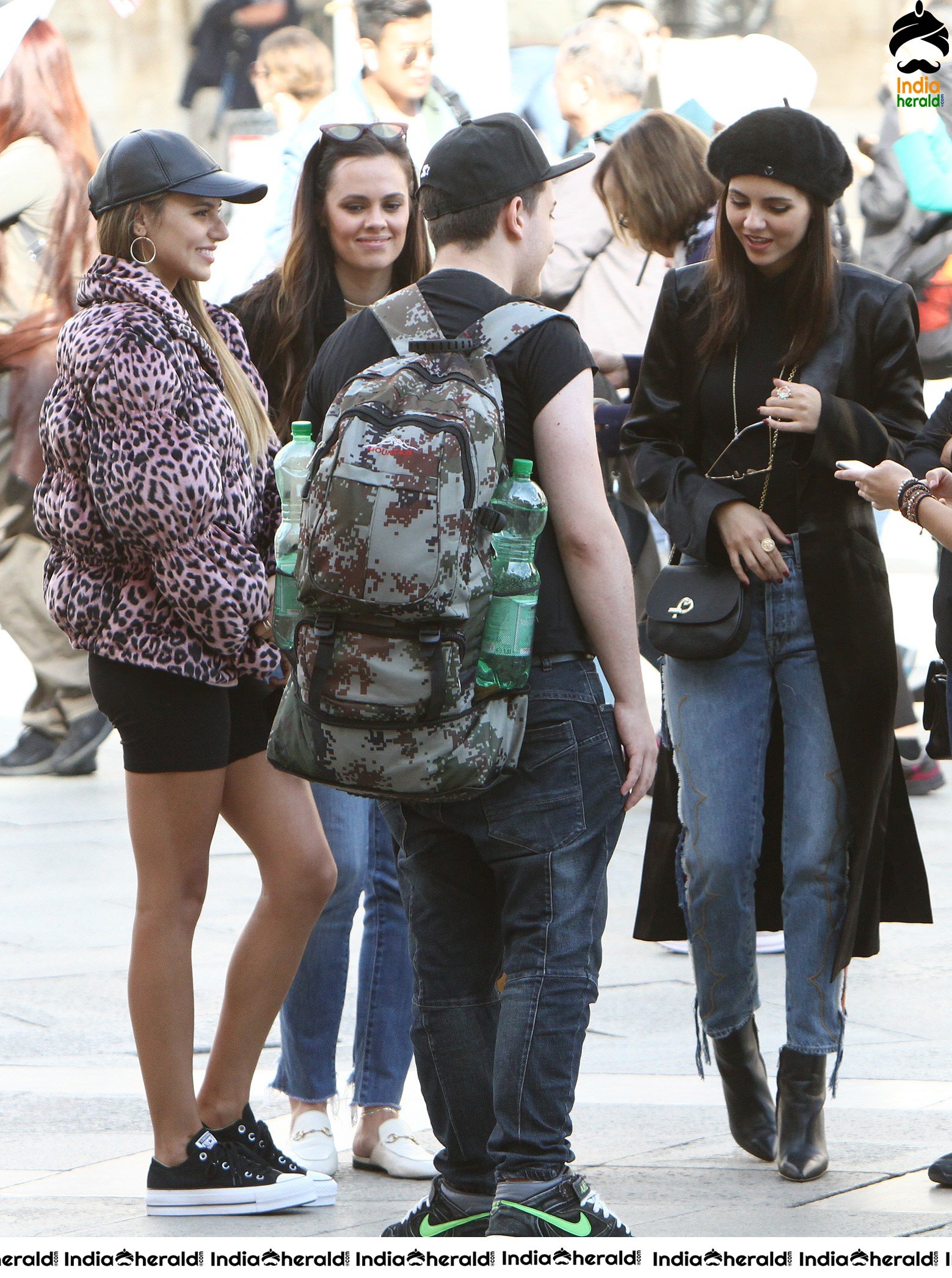 Victoria Justice takes Photos with fans by Road Side and fulfil their desires