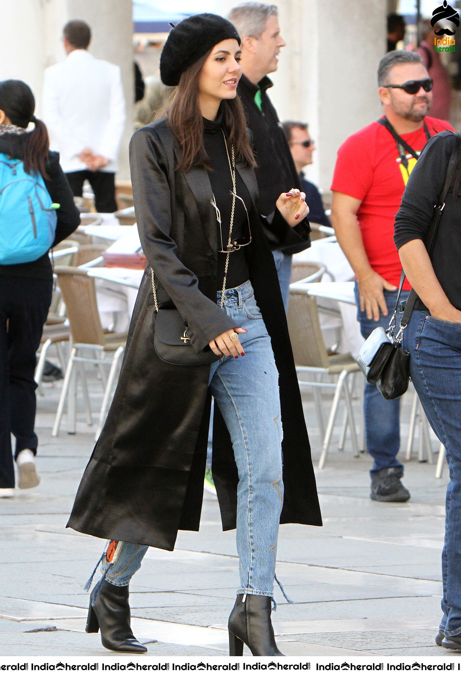 Victoria Justice takes Photos with fans by Road Side and fulfil their desires