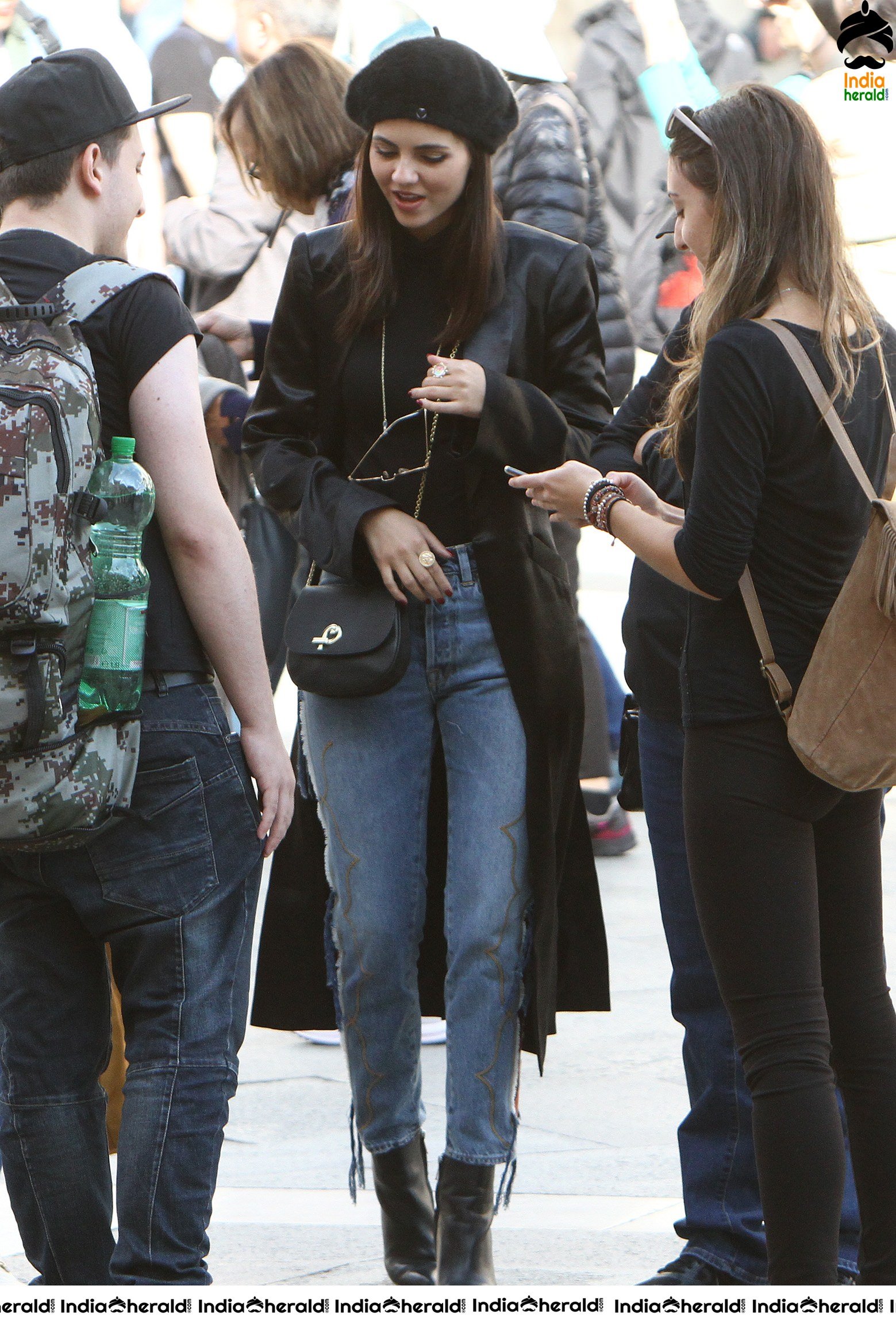 Victoria Justice takes Photos with fans by Road Side and fulfil their desires