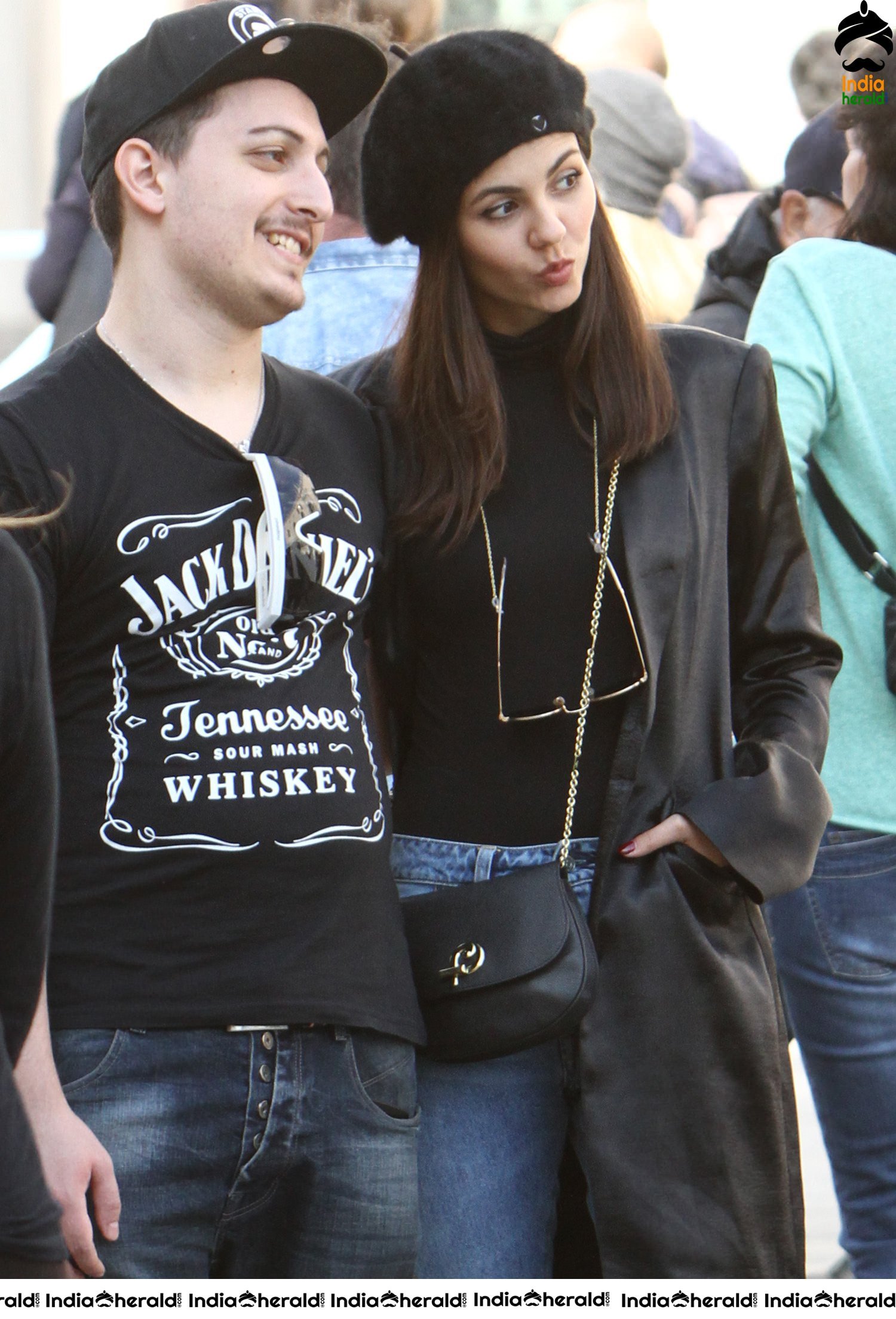 Victoria Justice takes Photos with fans by Road Side and fulfil their desires