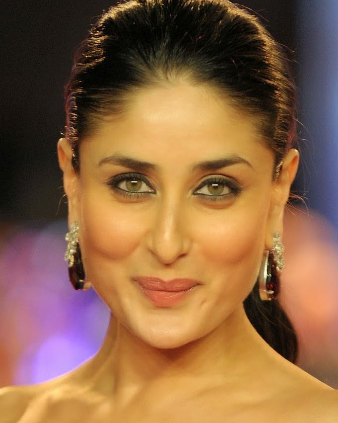 Vintage Hot Photos Of Kareena Kapoor Exposing Cleavage