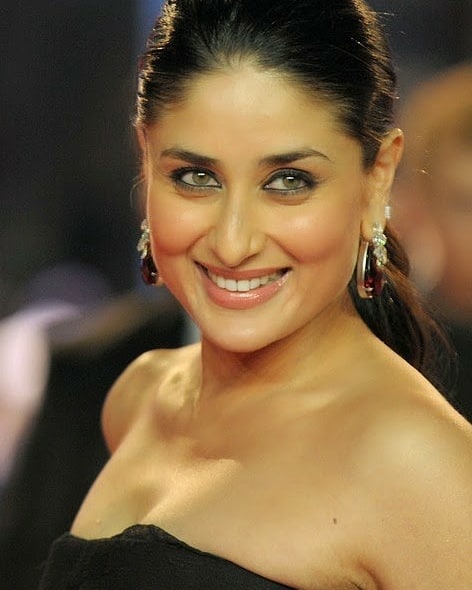 Vintage Hot Photos Of Kareena Kapoor Exposing Cleavage