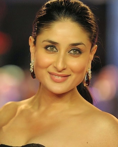 Vintage Hot Photos Of Kareena Kapoor Exposing Cleavage