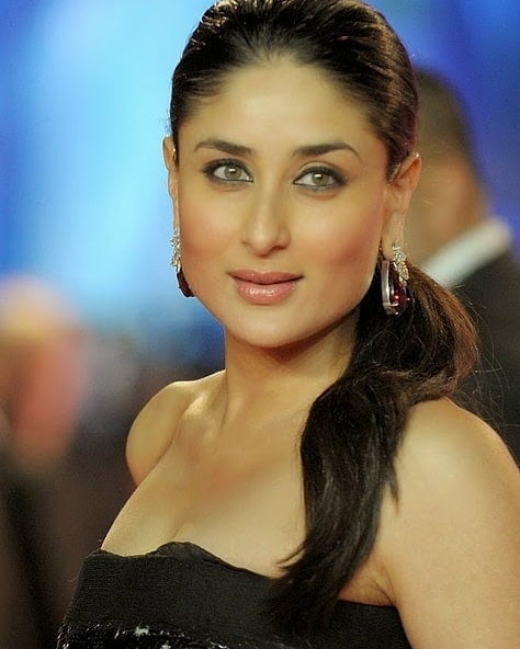 Vintage Hot Photos Of Kareena Kapoor Exposing Cleavage