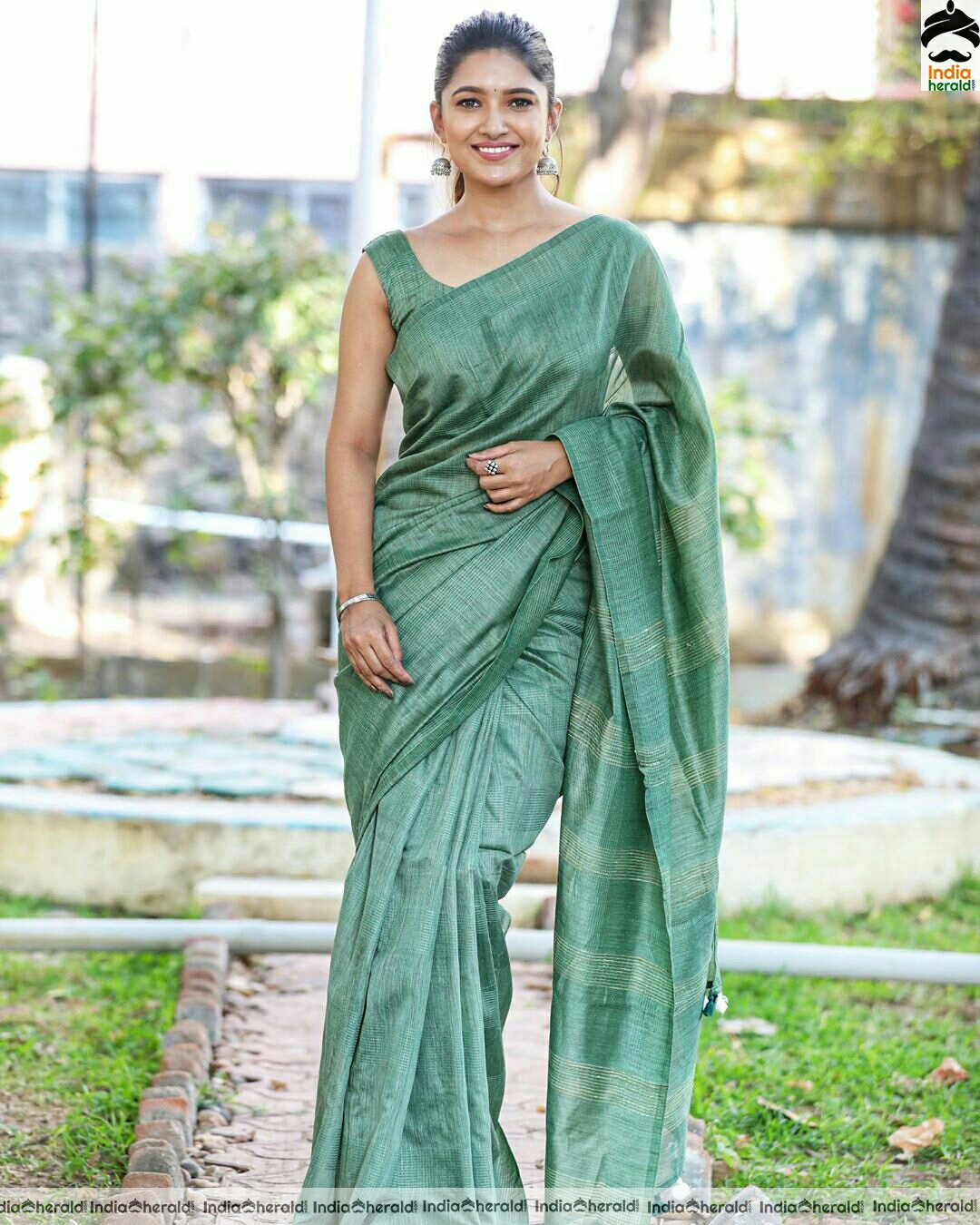 Vivacious Vani Bhojan Teasing Photos