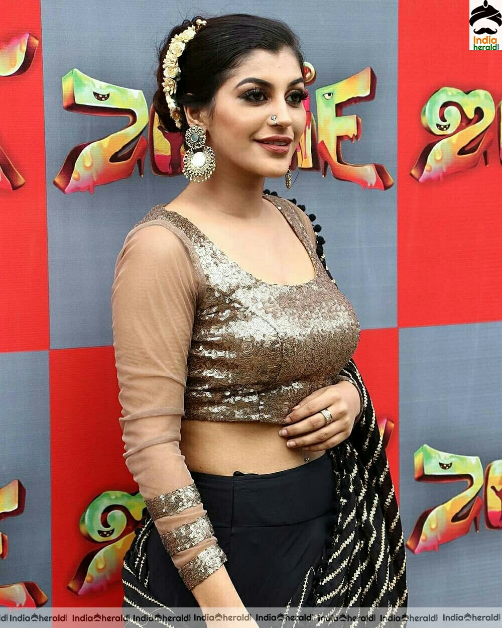 Yaashika Aanand flaunting her tempting waist and cleavage