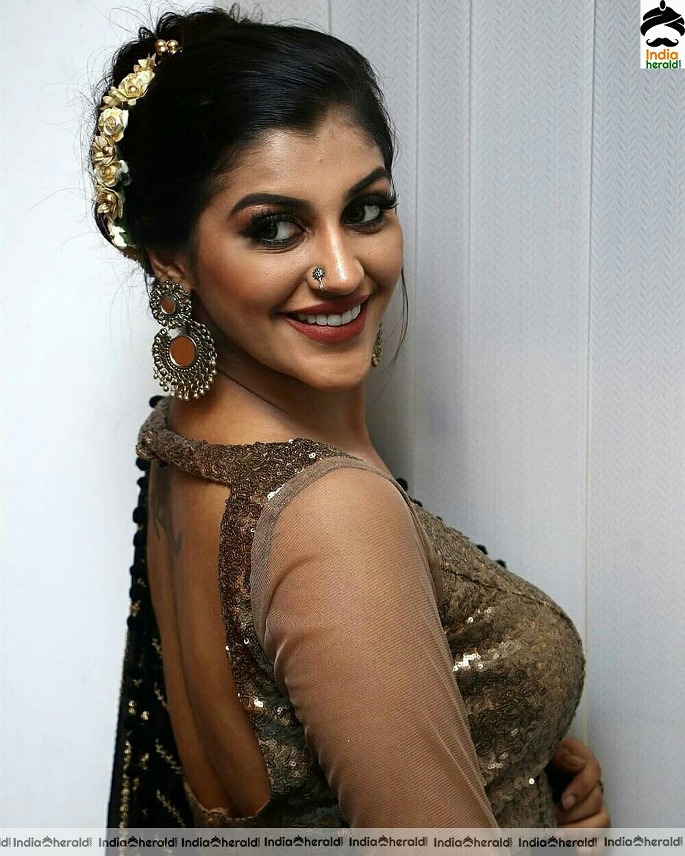 Yaashika Aanand flaunting her tempting waist and cleavage