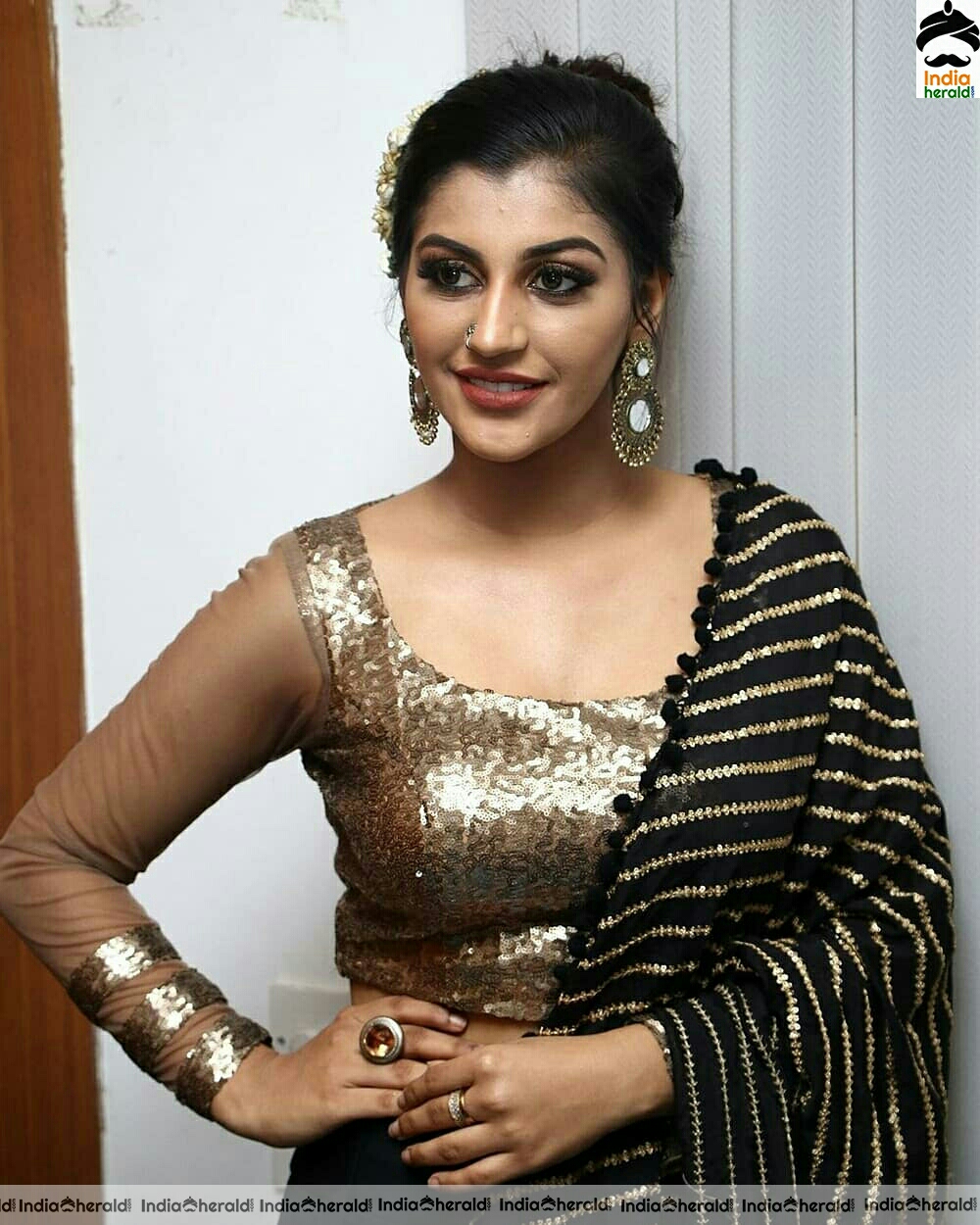 Yaashika Aanand flaunting her tempting waist and cleavage