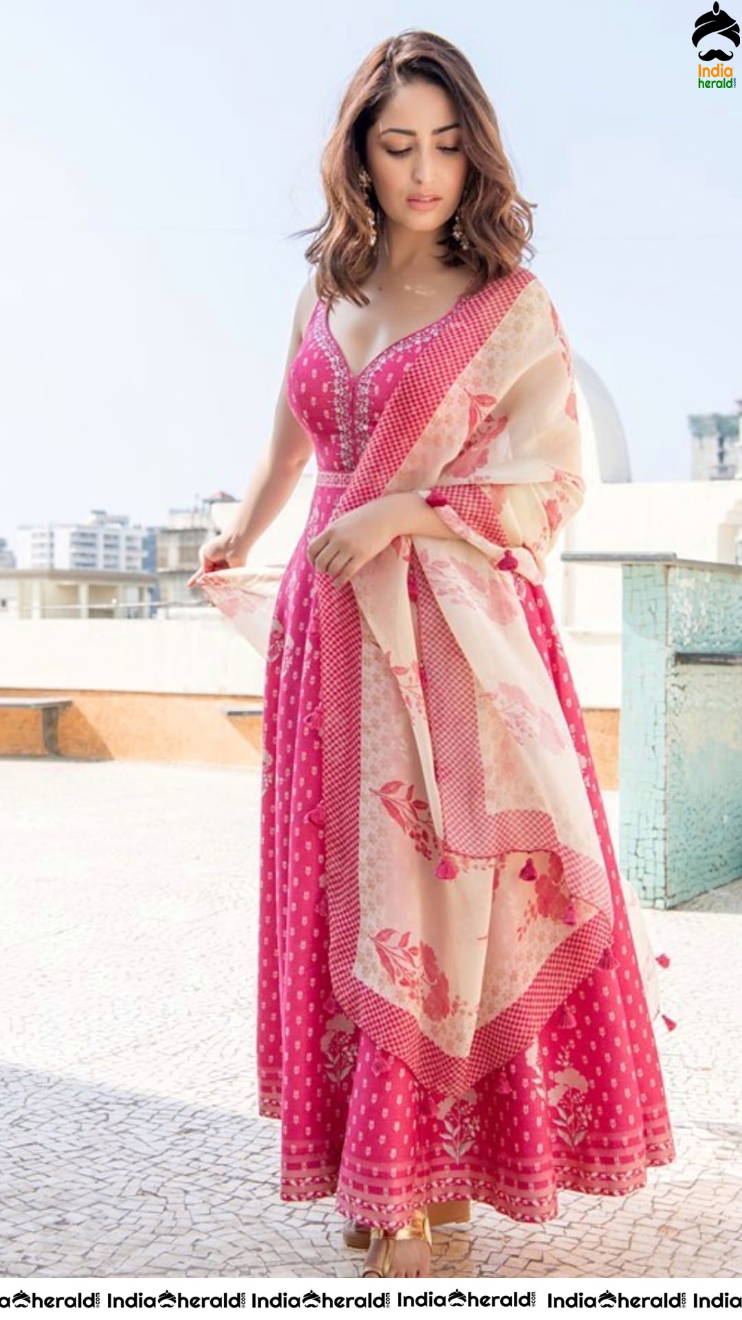 Yami Gautam Looking Pretty Elegant Stills in Saree
