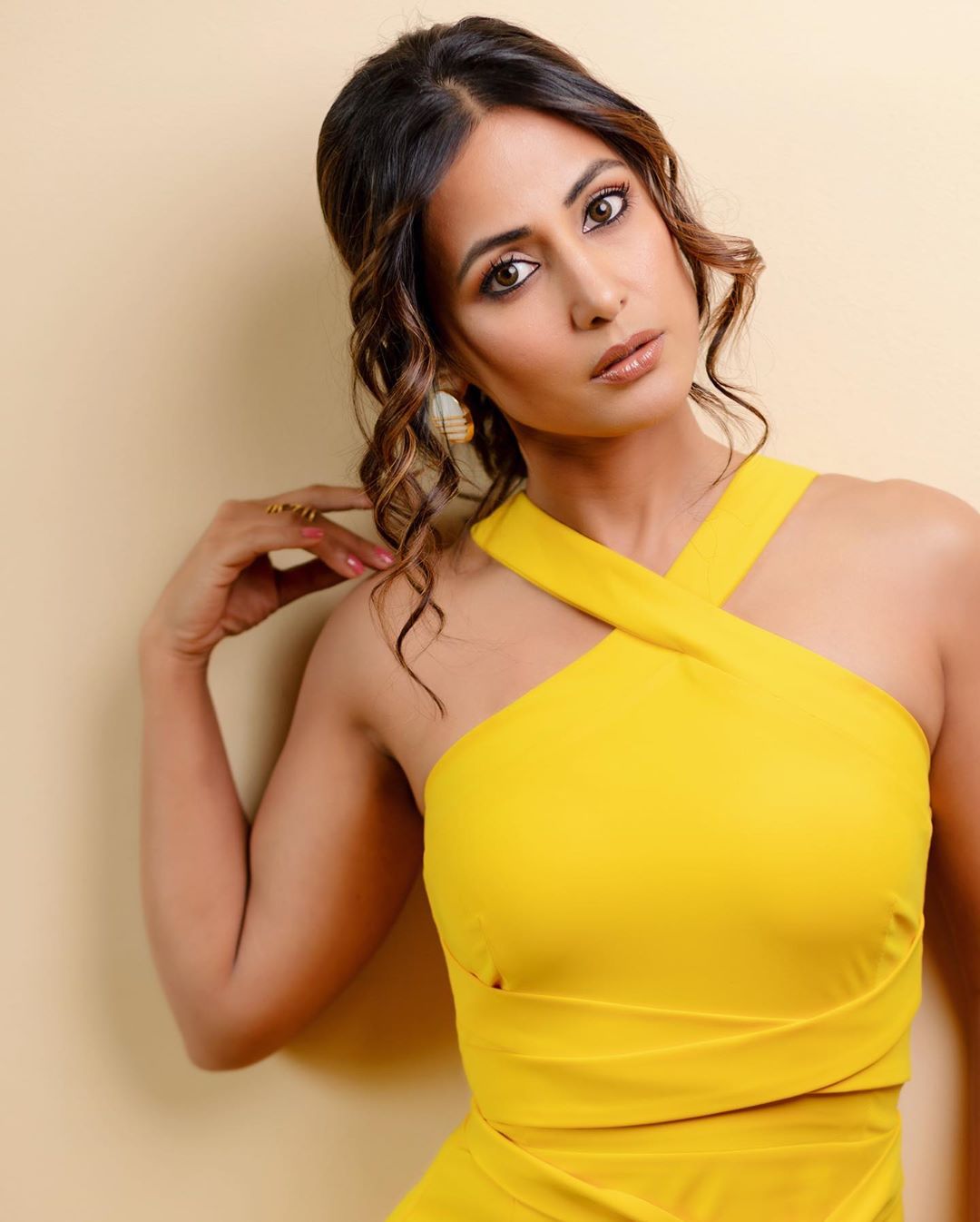 Yellow Yellow Pretty Fellow Hina Khan