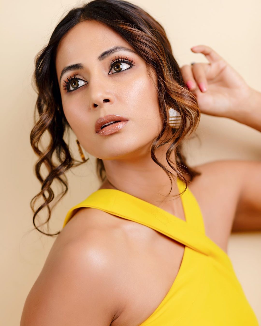 Yellow Yellow Pretty Fellow Hina Khan