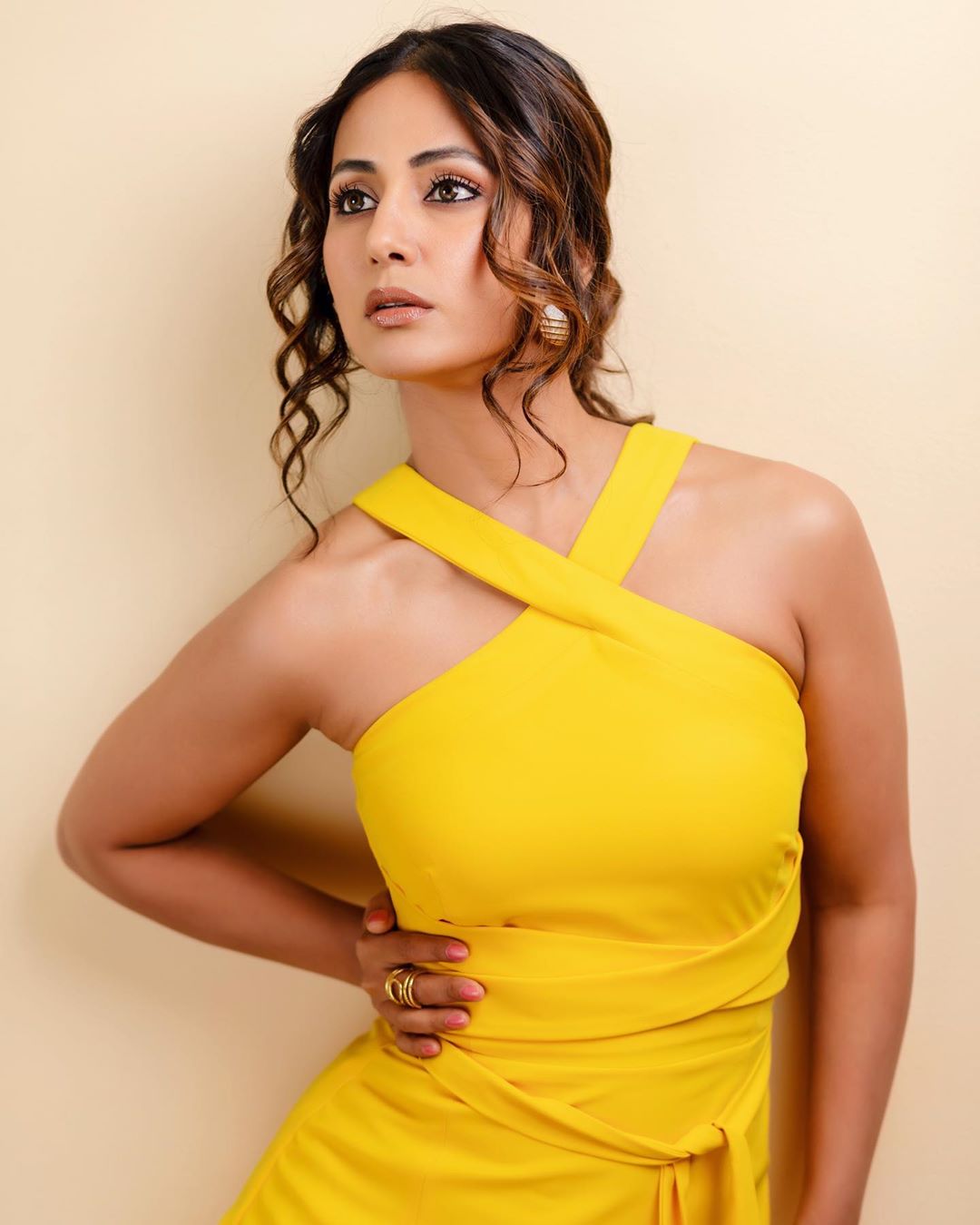 Yellow Yellow Pretty Fellow Hina Khan