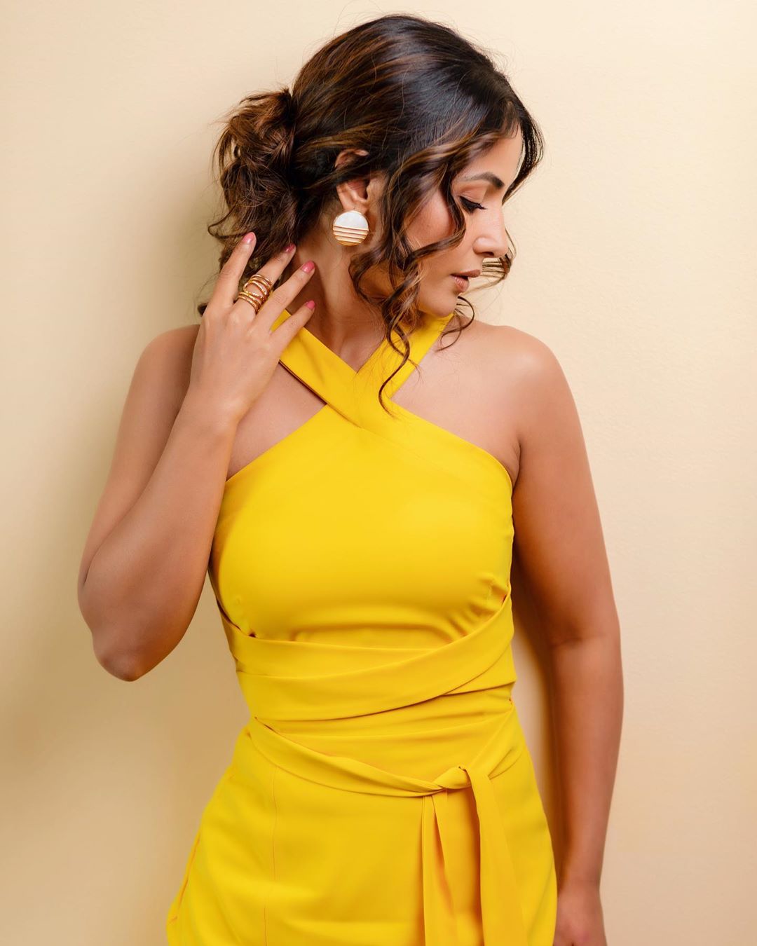 Yellow Yellow Pretty Fellow Hina Khan