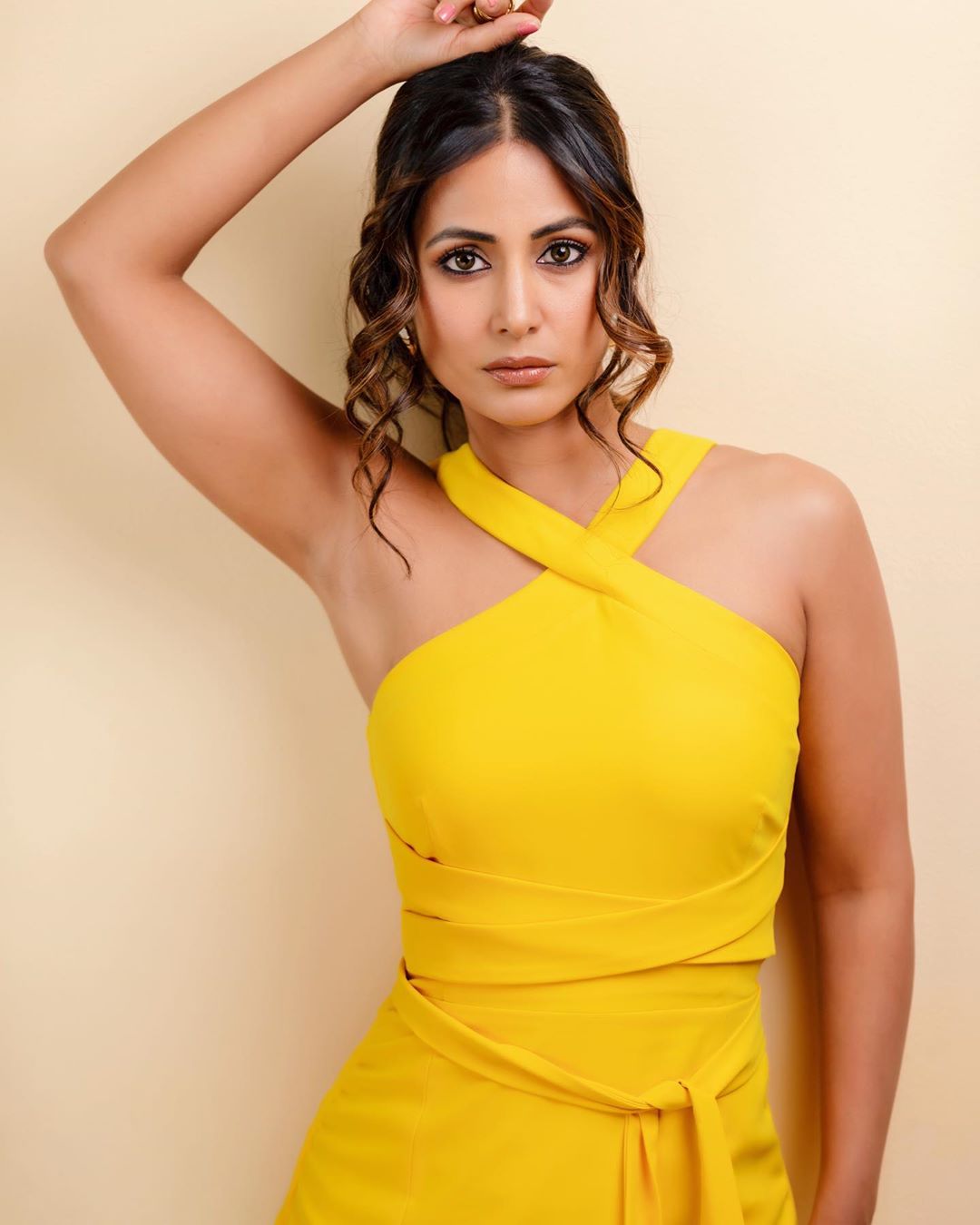 Yellow Yellow Pretty Fellow Hina Khan