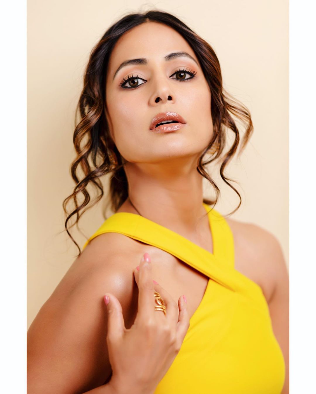 Yellow Yellow Pretty Fellow Hina Khan