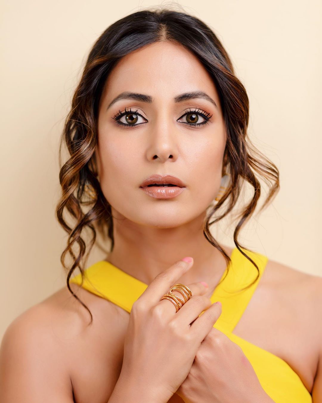 Yellow Yellow Pretty Fellow Hina Khan