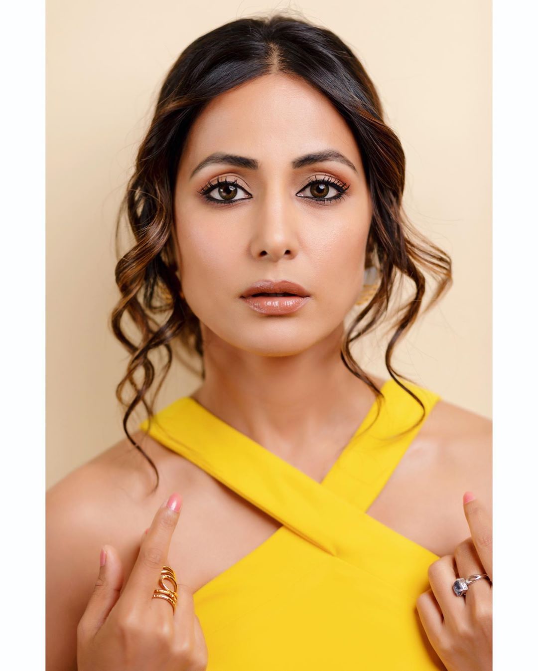 Yellow Yellow Pretty Fellow Hina Khan