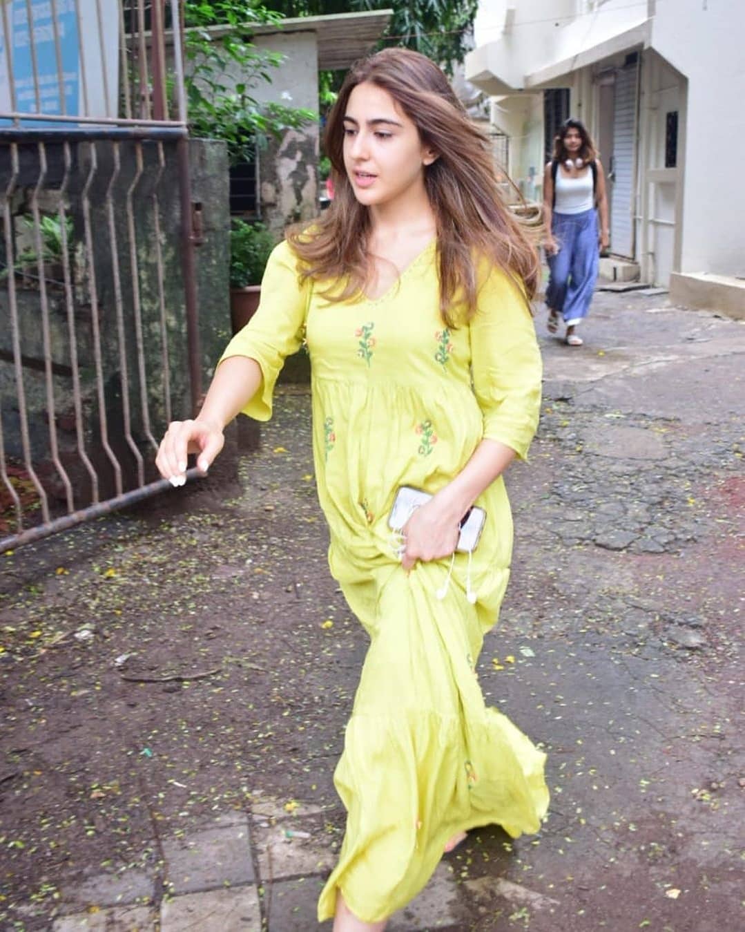 Yellow Yellow Pretty Fellow Sara Ali Khan
