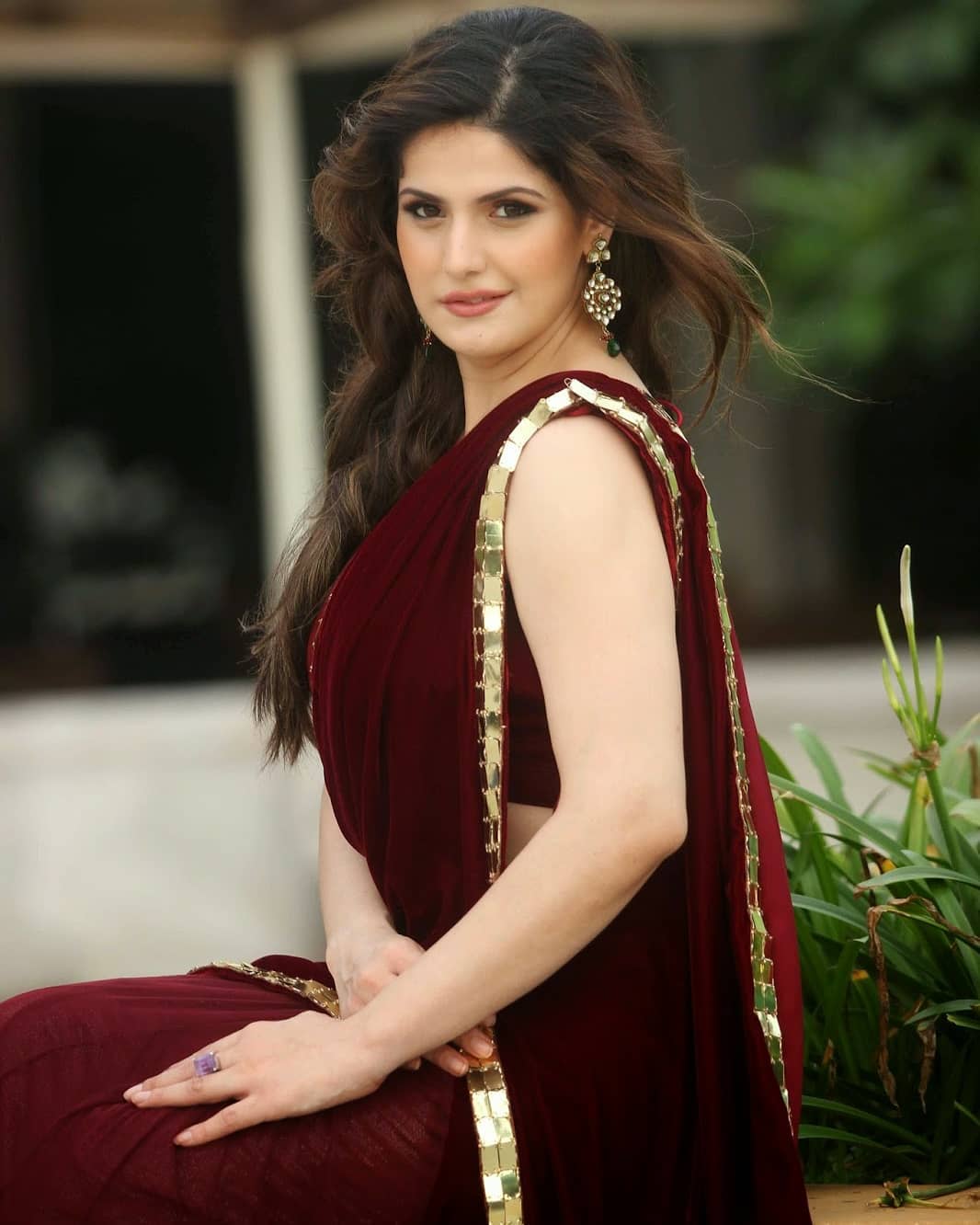 Zarine Khan Show Casing Her Most Amazing Curves In Maroon Revealing Saree