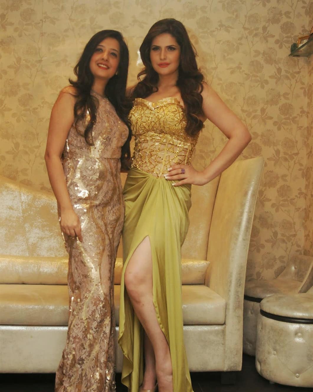 Zarine Khan Showcasing Her Amasing Curves