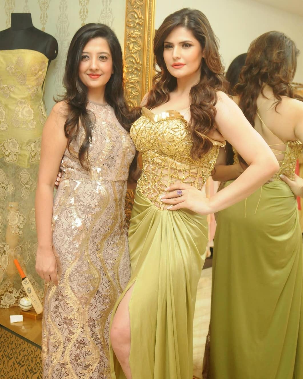 Zarine Khan Showcasing Her Amasing Curves