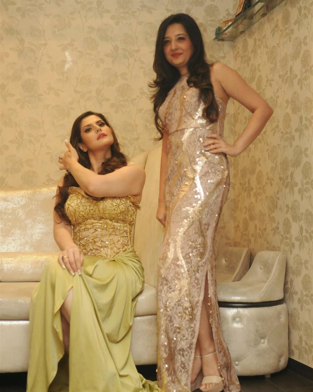 Zarine Khan Showcasing Her Amasing Curves