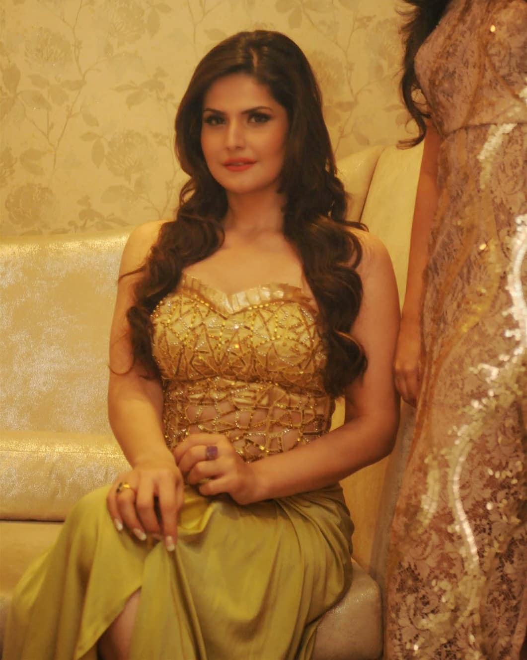 Zarine Khan Showcasing Her Amasing Curves