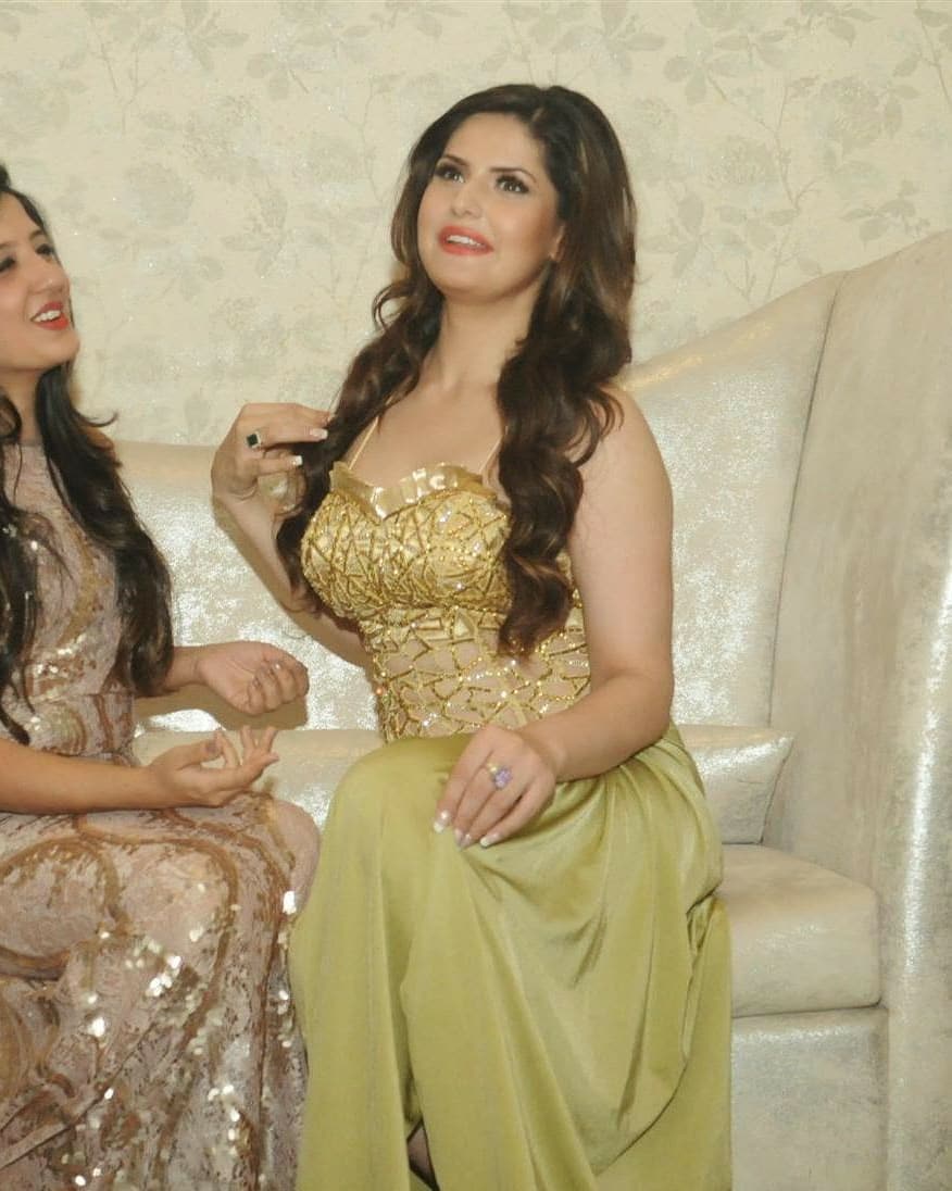 Zarine Khan Showcasing Her Amasing Curves