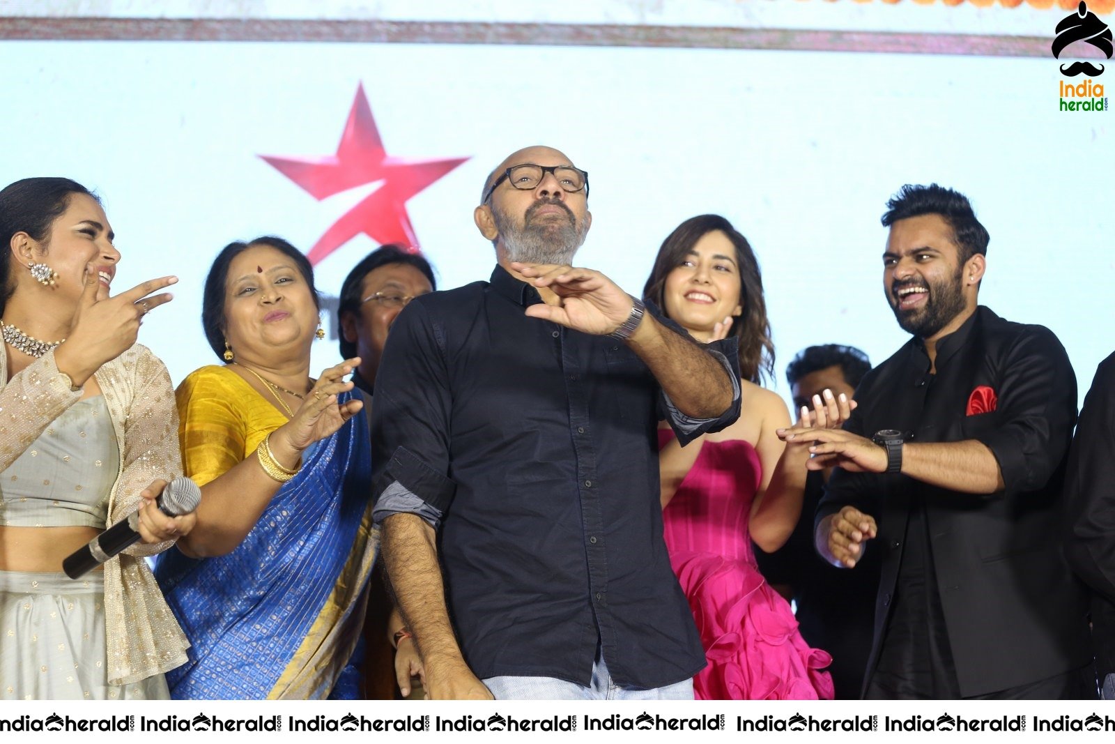 Actor Sathyaraj Dancing along with Raashi Khanna and Hari Teja On the Stage Set 1