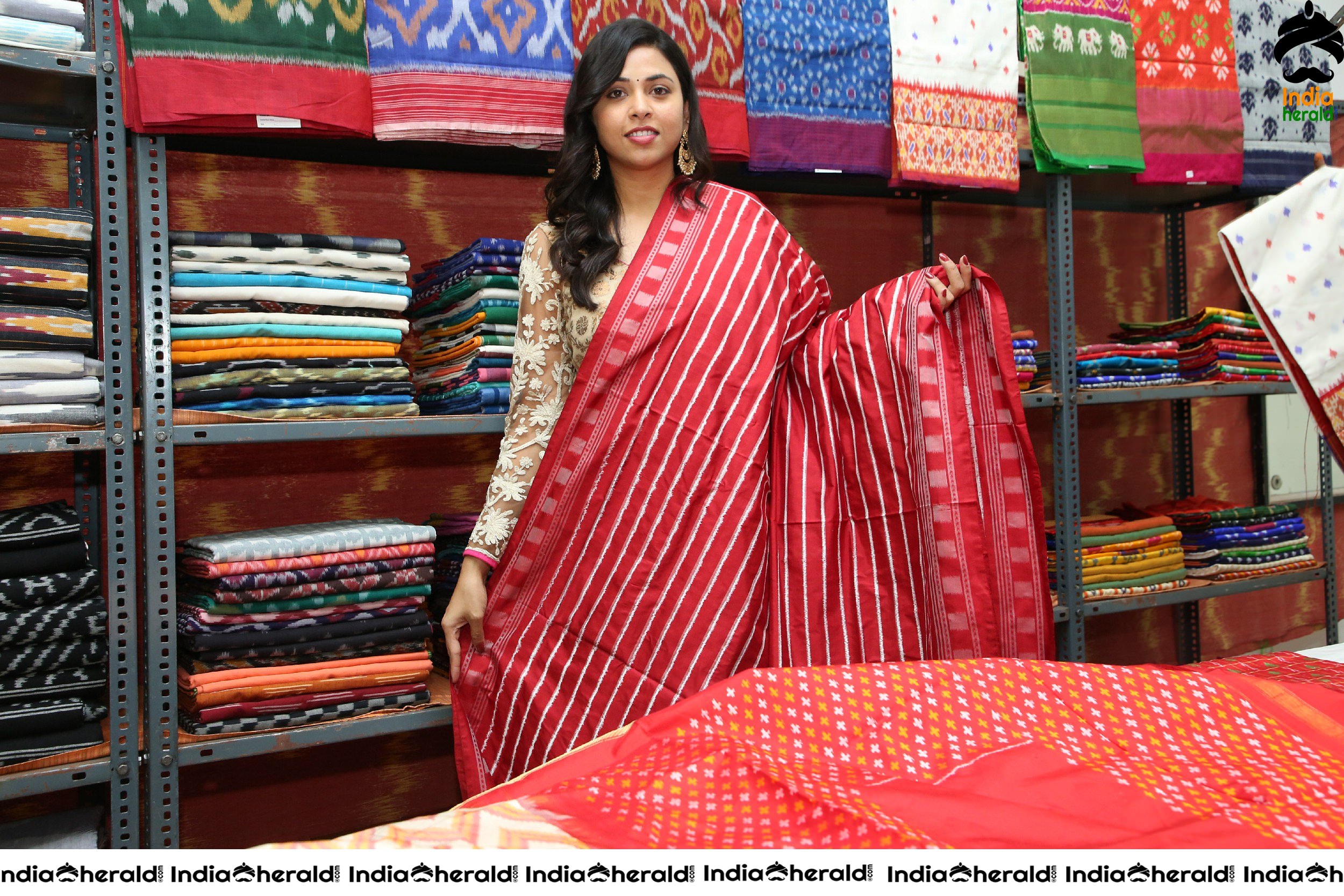 Actress Aashikka Meka Inaugurates Pochampally IKAT Art Mela