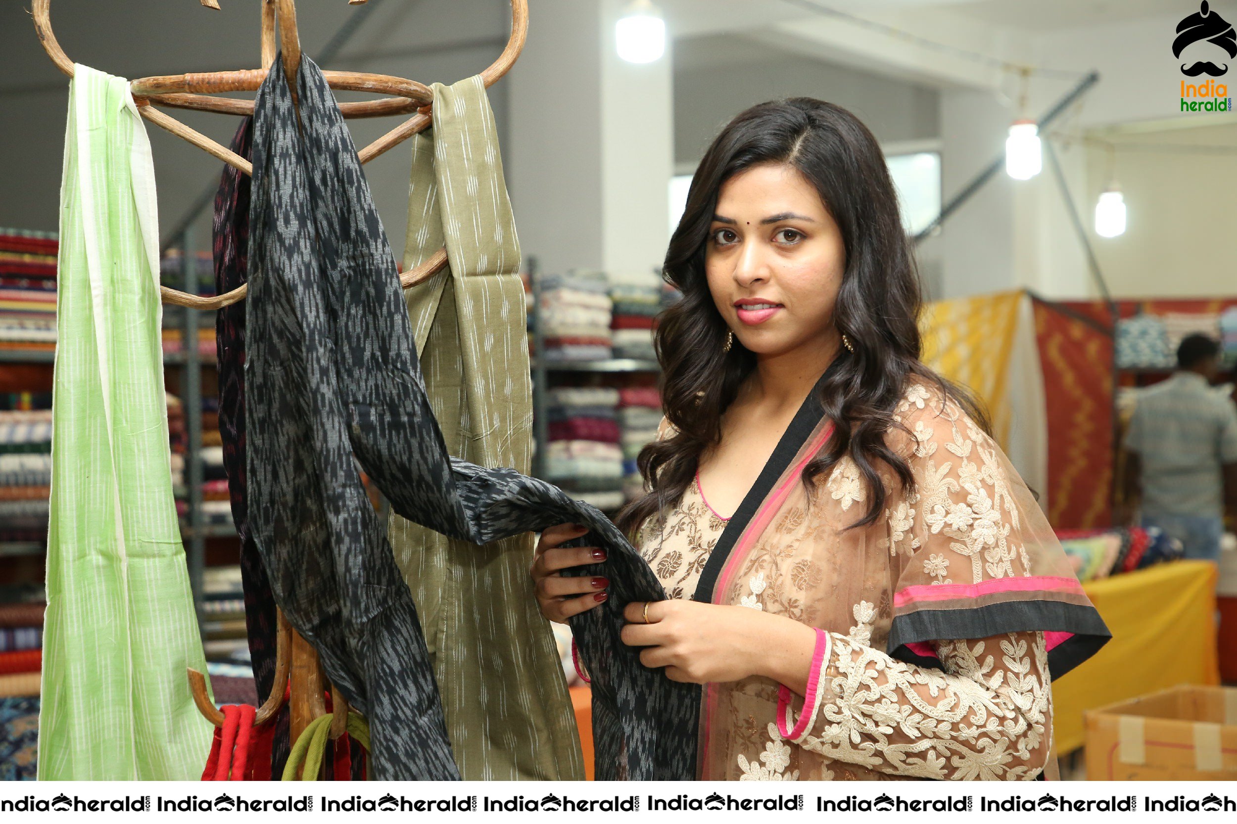 Actress Aashikka Meka Inaugurates Pochampally IKAT Art Mela