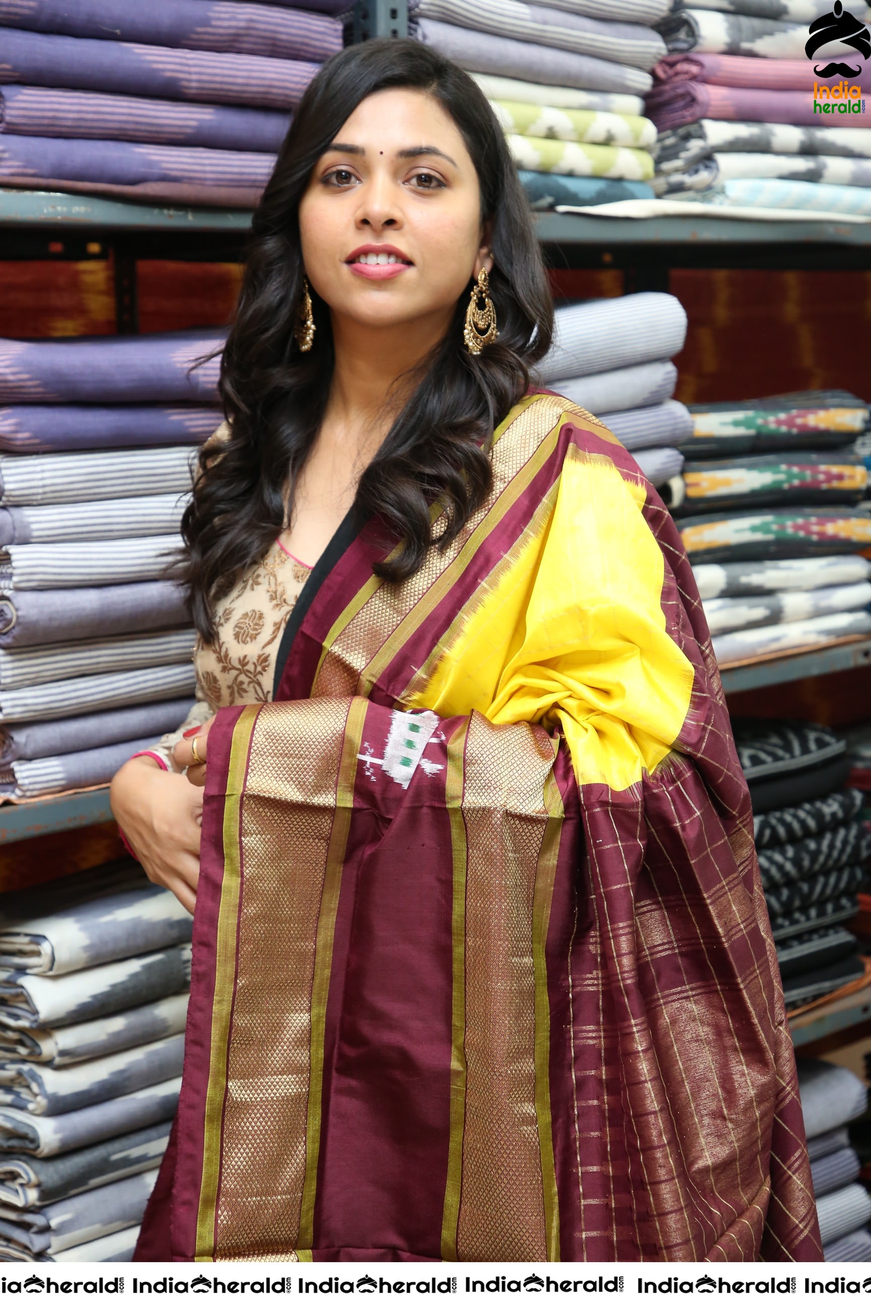 Actress Aashikka Meka Inaugurates Pochampally IKAT Art Mela