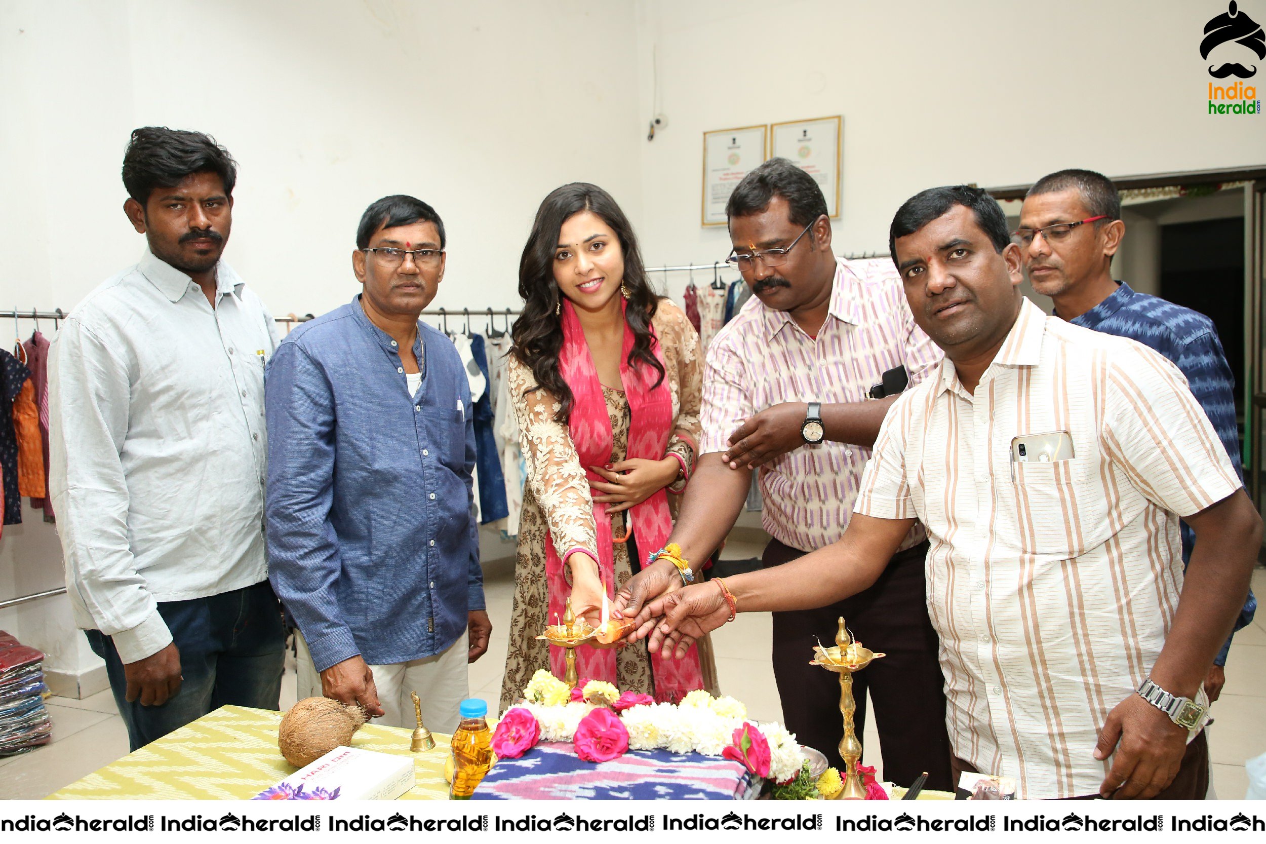 Actress Aashikka Meka Inaugurates Pochampally IKAT Art Mela
